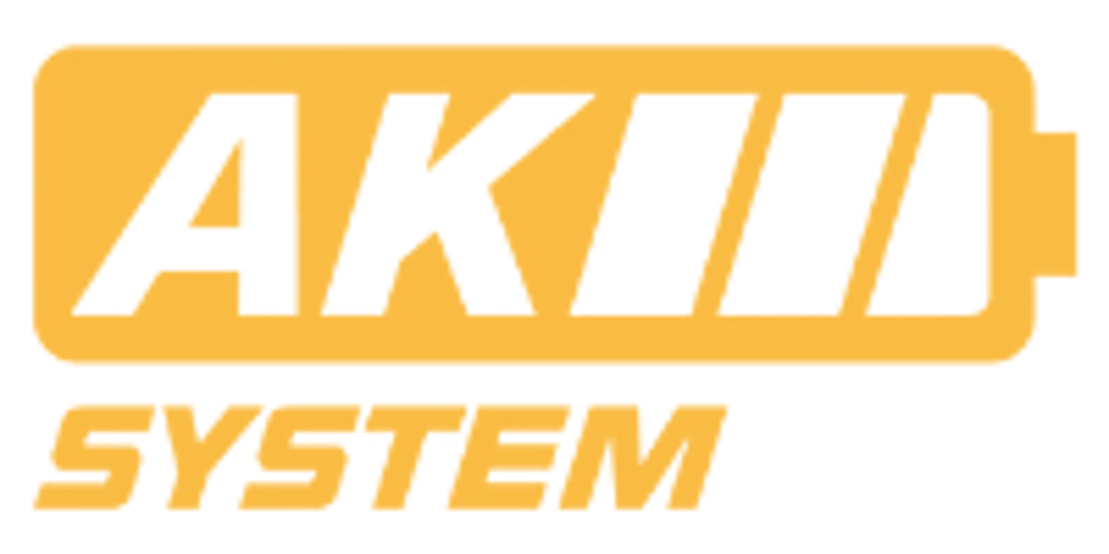 Gelbes Logo mit den Wörtern „AK SYSTEM“ und Batteriesymbol.