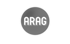 Grauer Kreis mit weißem ARAG-Logo auf dunkelgrünem Hintergrund.