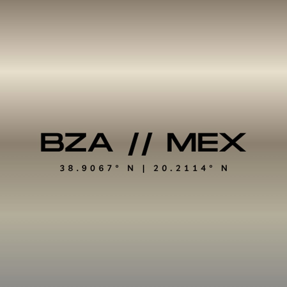 BZA // MEX Text auf goldenem Hintergrund mit Koordinaten "38.9067° N | 20.2114° N".