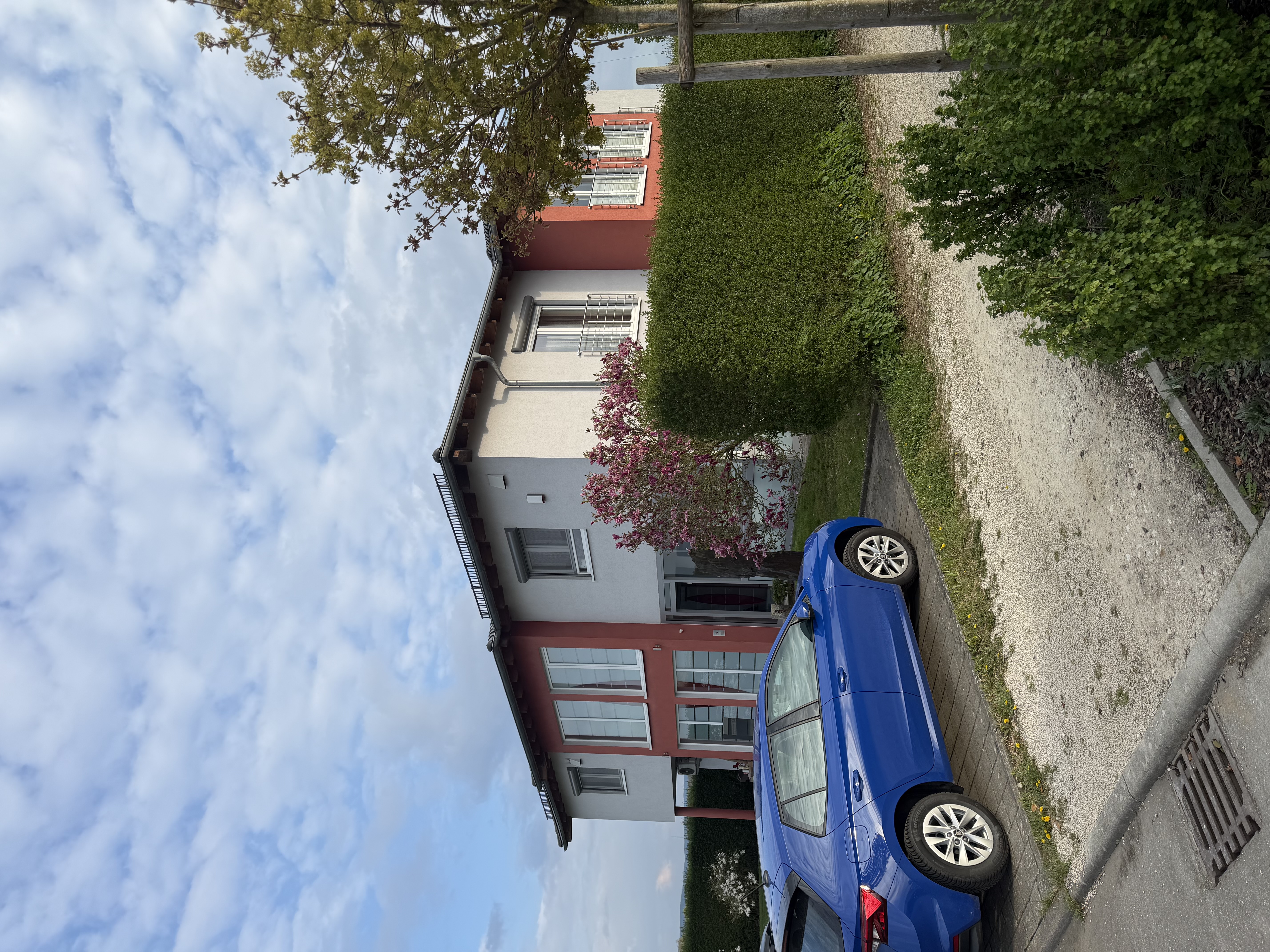 Das Gebäude von ADU-Dental in der In der Breite 18 in Göggingen von außen