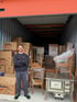 RAUMAKT-Mitarbeiter vor transportierten Möbeln nach einem erfolgreichen Umzug.
