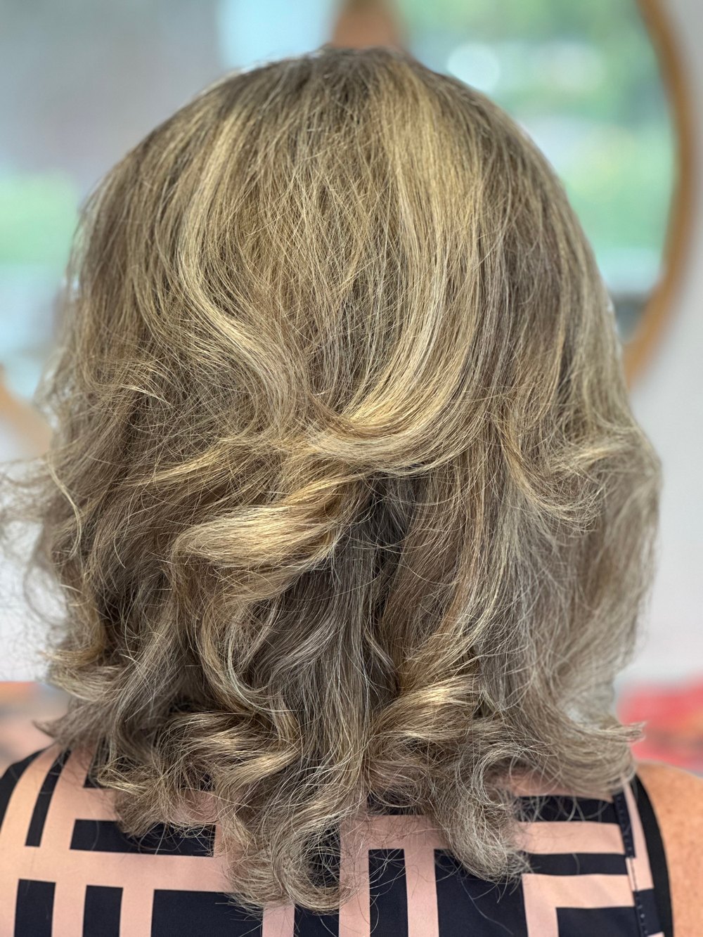 Schulterlanges Haar mit blonden Strähnen und Volumenwellen