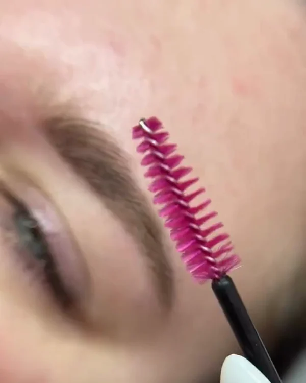 Abgeheilte Powderbrows in der Nahaufnahme