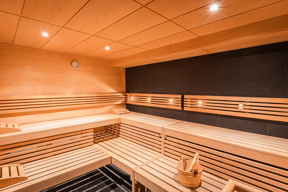 Helle Holzsauna mit Stufenbänken