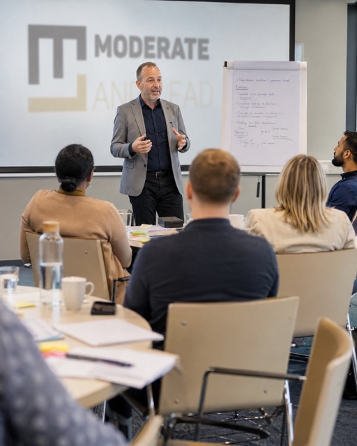 Moderatorin führt einen Workshop mit einer Kleingruppe