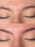 Nahaufnahme von geschlossenen Augen mit Augenbrauen vor und nach der Pflege, oben ungepflegt, unten geformt.