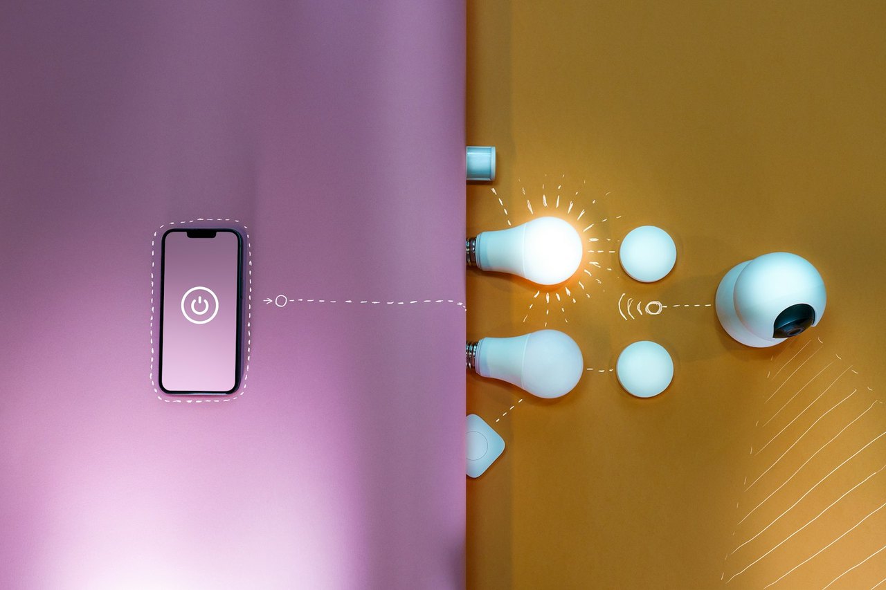 Smart-Home-App auf dem Smartphone steuert Energie im Haus – Energiemanagement in Lüneburg