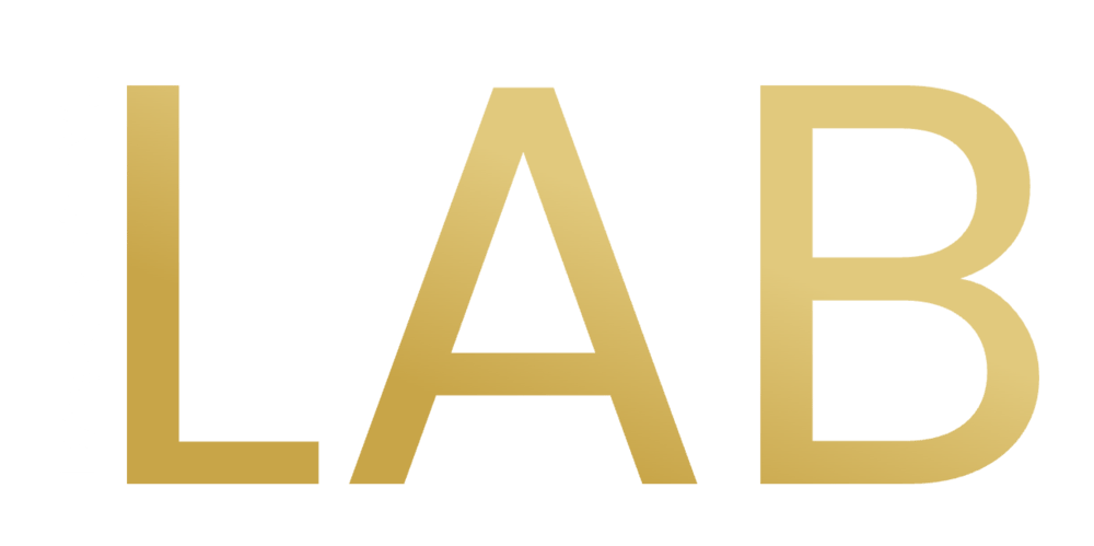 Logo mit goldenem Text "LAB" und vertikal links davon "DAS CREATIVE" in Weiß auf dunkelgrünem Hintergrund.