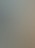 Bündige LED-Lichtleiste im grauen Estrichboden entlang einer Wand in einem modernen Wohnraum mit großen Fenstern.