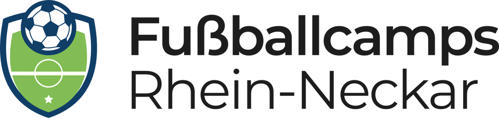Logo mit einem Fußball über einem grünen Schild mit Fußballfeld und Stern, daneben "Fußballcamps Rhein-Neckar".