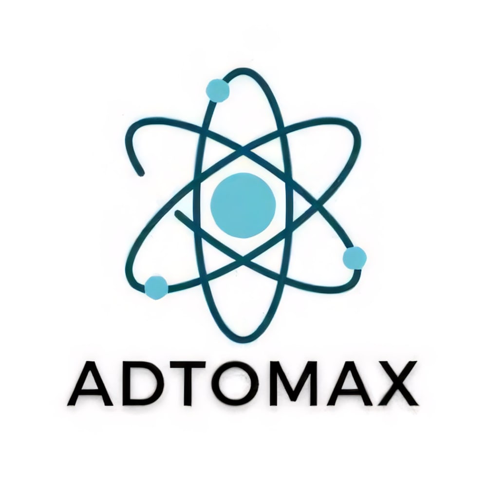 Blaues Atommodell mit Elektronen und der Text "ADTOMAX" darunter.