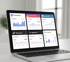 Laptop mit Dashboard für Online-Werbung, zeigt Statistiken und Diagramme zu Facebook Ads, Instagram Ads, LinkedIn Ads, TikTok Ads, Amazon Ads und Google Ads mit Impressionen, Klicks, Kosten und ROAS.
