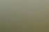 Ein Paar steht lächelnd auf einer grünen Weide inmitten einer Gruppe von Alpakas vor einer hügeligen Waldlandschaft.
