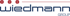 Das Logo der Wiedmann Group zeigt den Schriftzug "wiedmann" in Dunkelblau, mit drei roten Kreis-Symbolen und einem roten Strich darüber, darunter "GROUP".