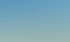 Reihenhauszeile mit Solaranlagen auf den Dächern unter blauem Himmel mit weißen Wolken.