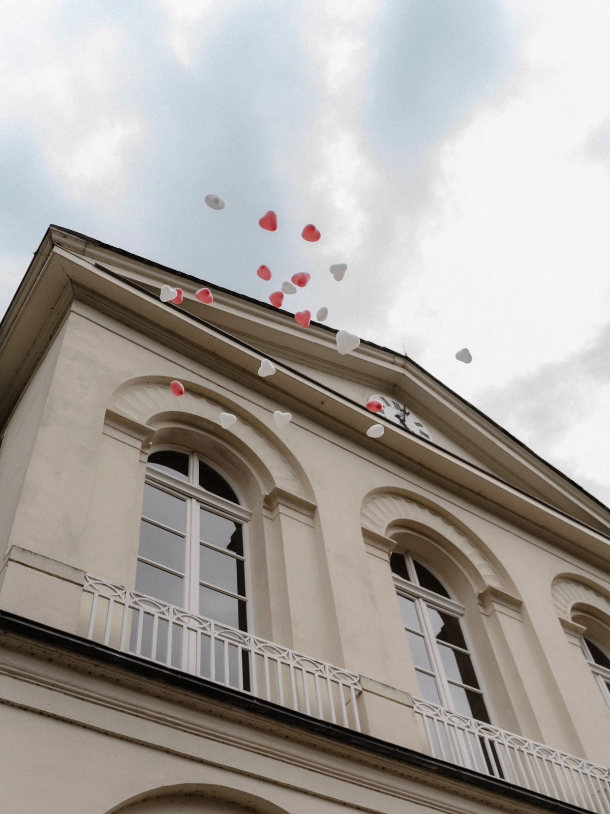 Herzluftballons steigen über dem Schloss Eller in Düsseldorf in den Himmel.
