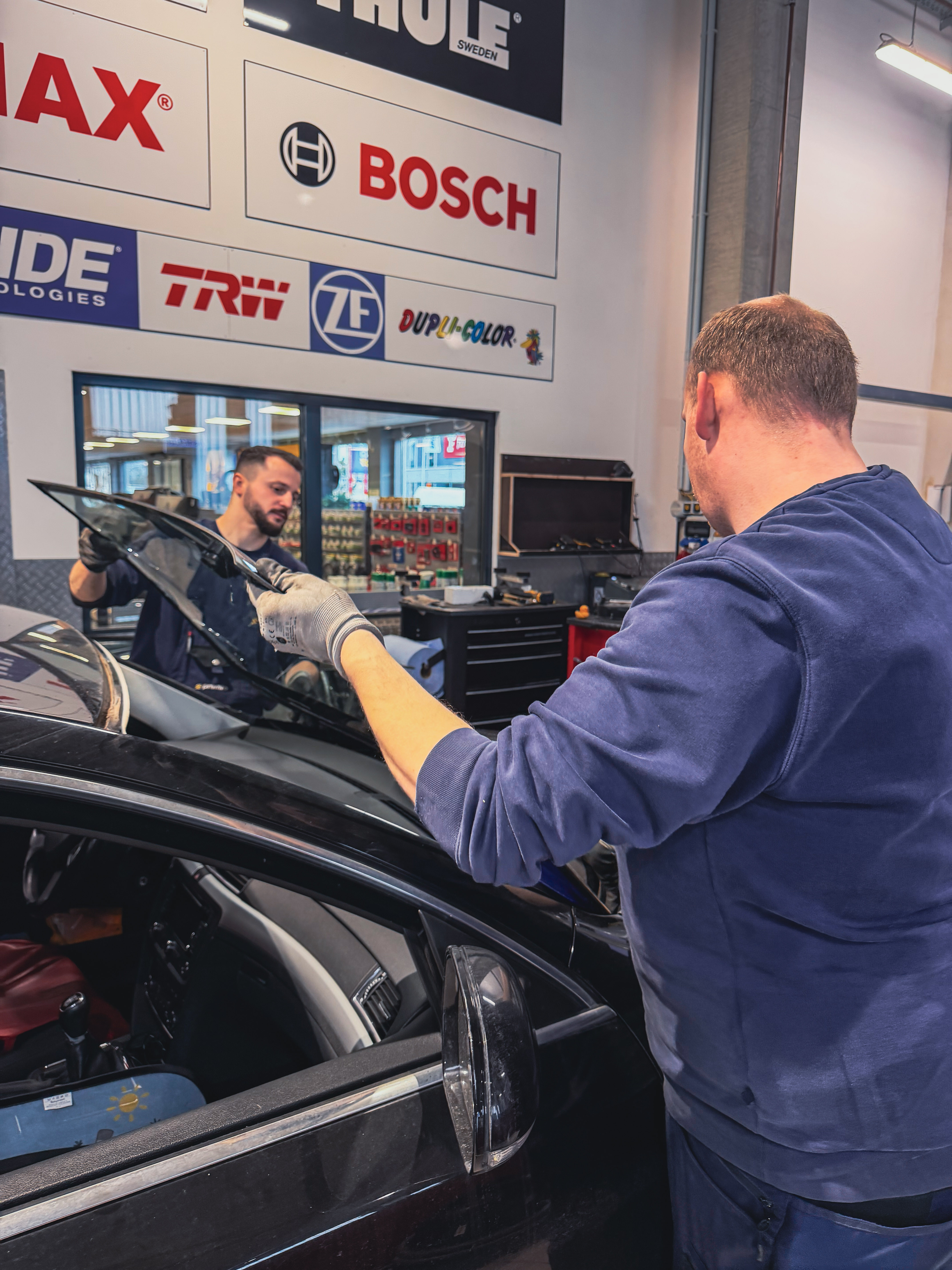 Reparatur eines Steinschlags in der Windschutzscheibe
