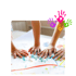 Kinderhände malen mit Fingerfarben auf weißem Papier; farbige Handabdrücke schweben oben rechts.