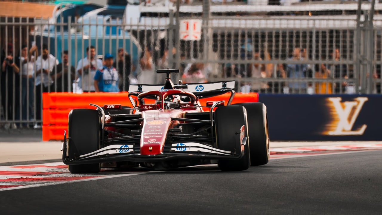 Ferrari-Formel-1-Wagen auf der Strecke in Abu Dhabi