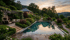 Terrassierter Garten mit Pool, Steinhaus und üppiger Vegetation bei Sonnenuntergang.