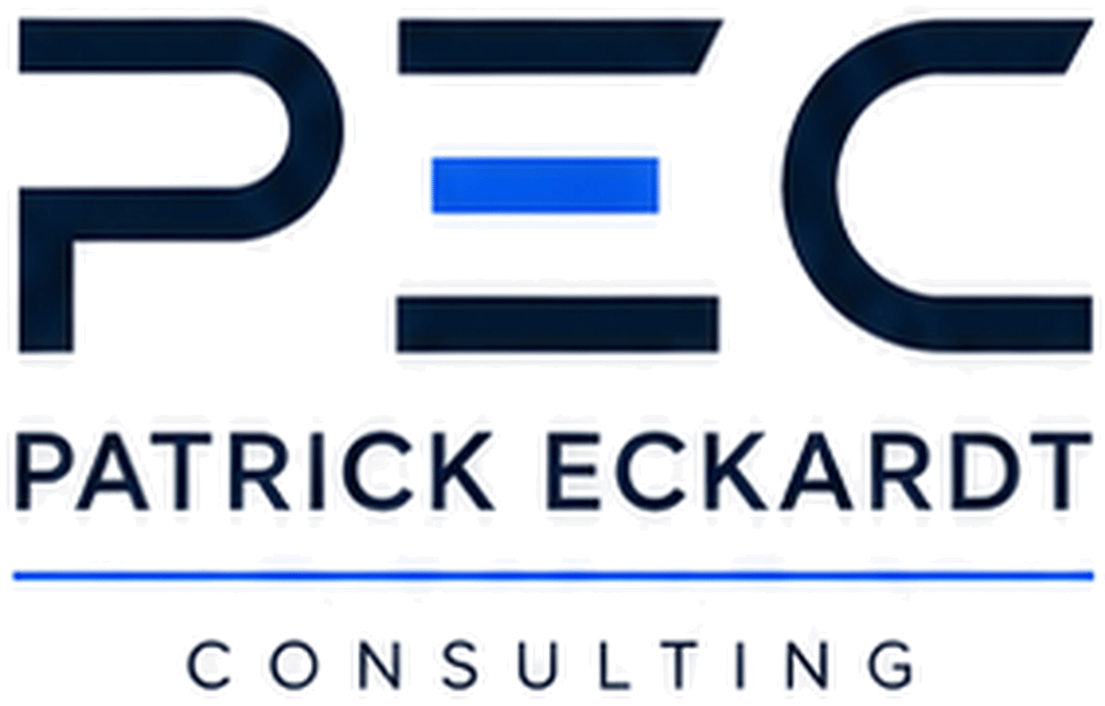 Schwarze Schrift "Patrick Eckhardt Consulting" auf grünem Hintergrund, "Consulting" in goldener Schrift auf schwarzem Balken.