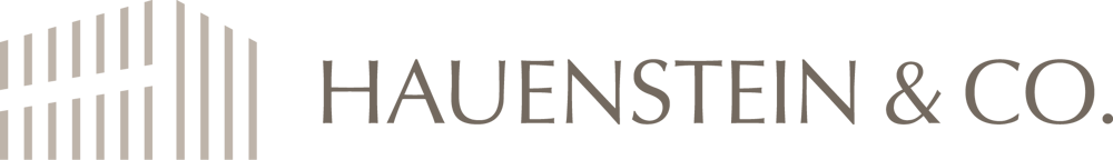 Logo von Hauenstein & Co. mit vertikalen Streifen, die ein Gebäude darstellen.