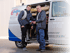 Zwei Elektriker stehen vor einem weißen Transporter mit "Elektro Baum" und "Münchsmünster" Schriftzügen.