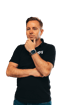 Ein Mann mit kurzem Haar und Bart, der ein schwarzes Hemd und eine Smartwatch trägt, hält die Hand ans Kinn.