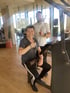 Mitglied Thomas beim medizinischen Training mit LANDphysio-Sporttherapeut Sebastian im Gesundheitsstudio Lauchdorf, Ostallgäu