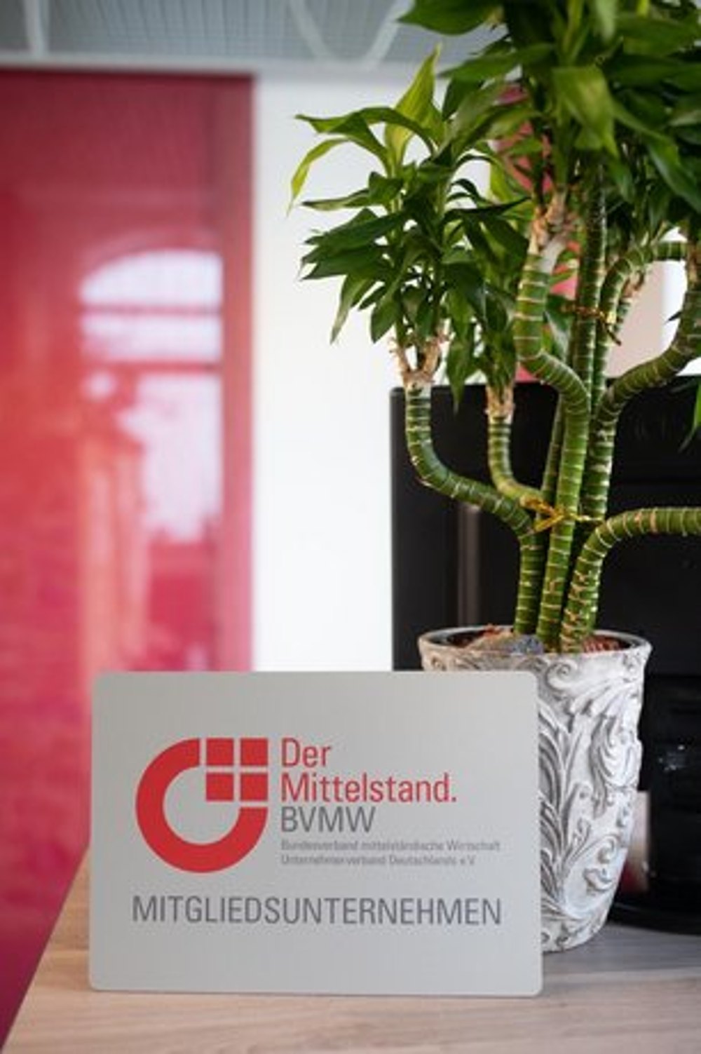 Mitgliedsschild Der Mittelstand BVMW in der Kanzlei Heumann