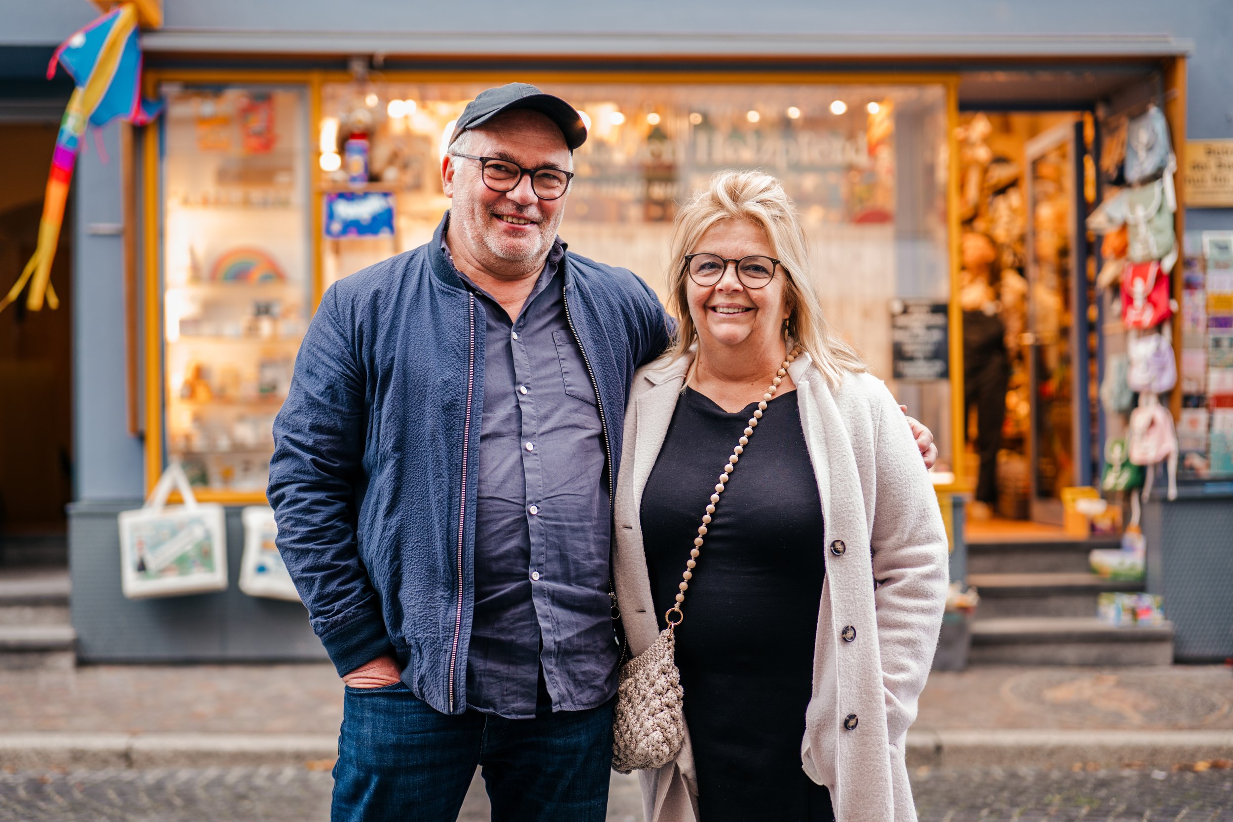 Petra und Michael Hauser vor ihrem Spielzeugladen Holzpferd in Freiburg