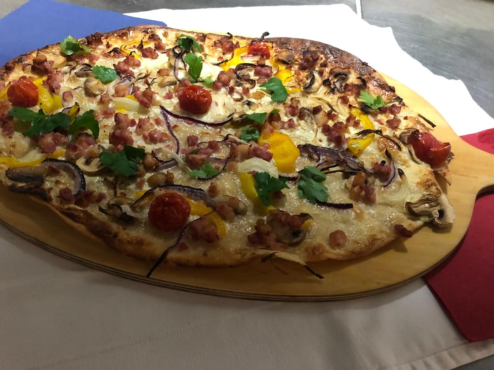 Elsässer Flammkuchen vielseitig belegt