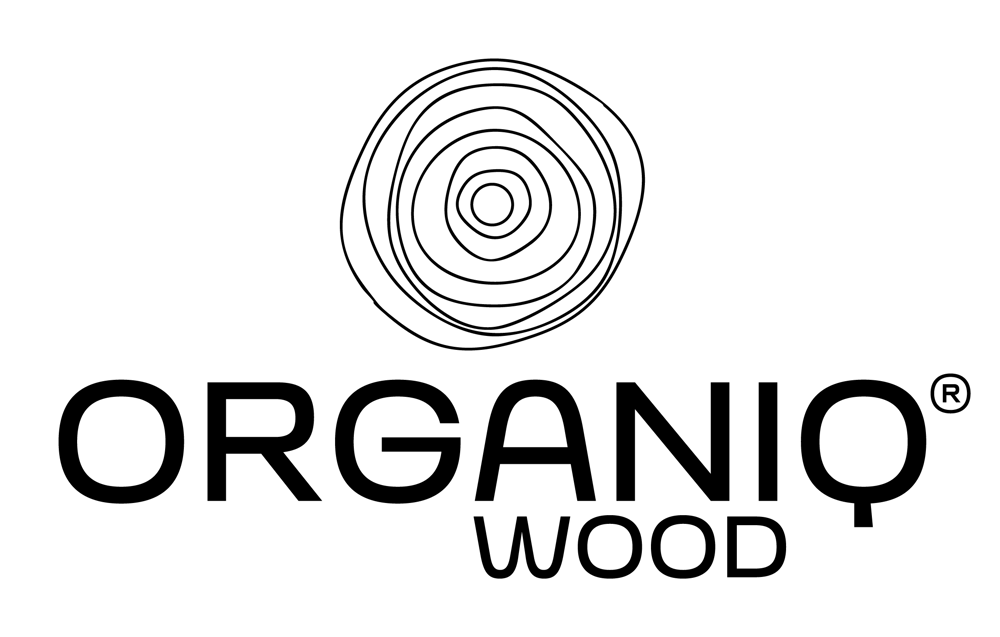 Schwarzes "Organiq Wood" Logo mit einem stilisierten Baumringmotiv darüber auf dunkelgrünem Hintergrund.