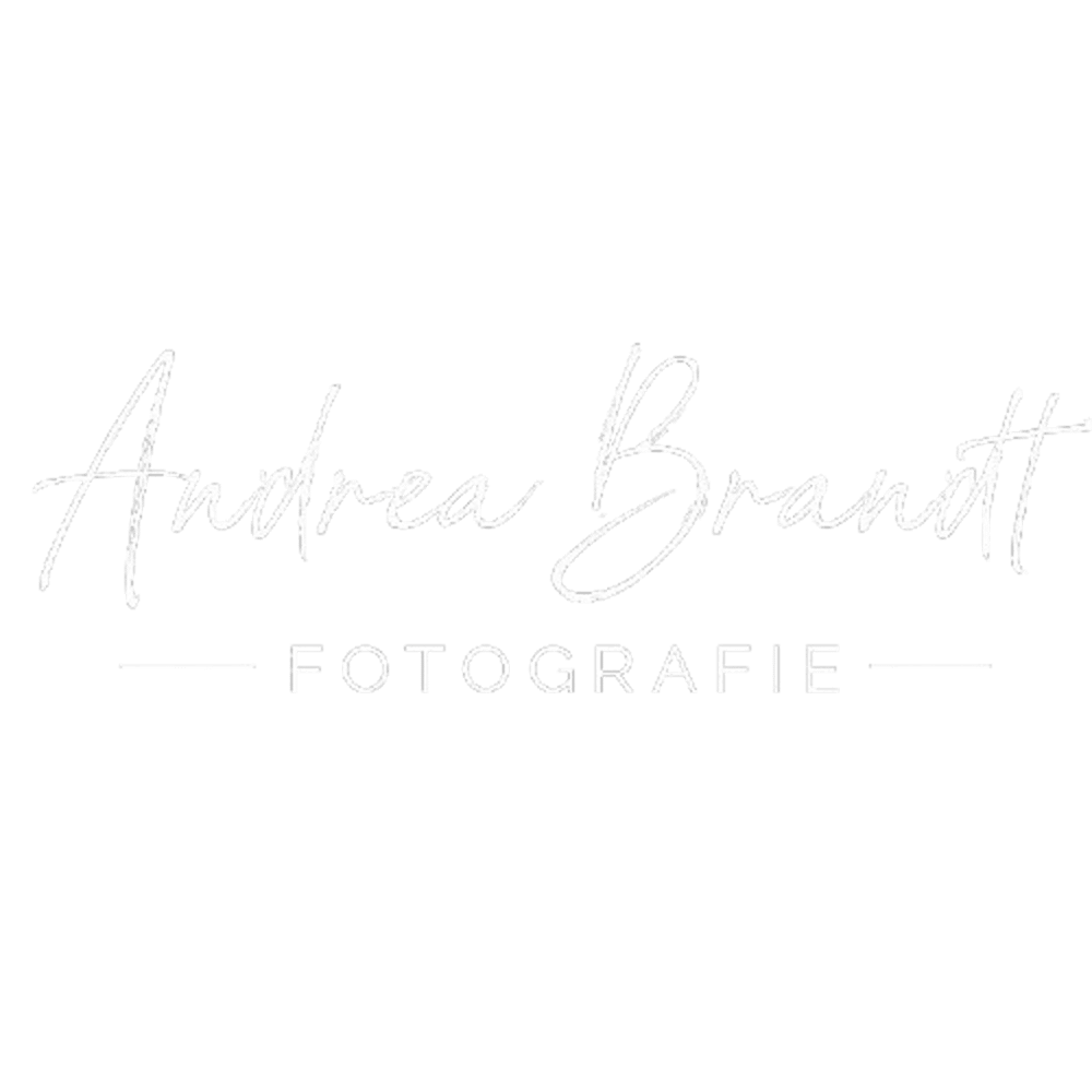 Andrea Brandt Fotografie-Logo in Weiß auf dunklem Grün.