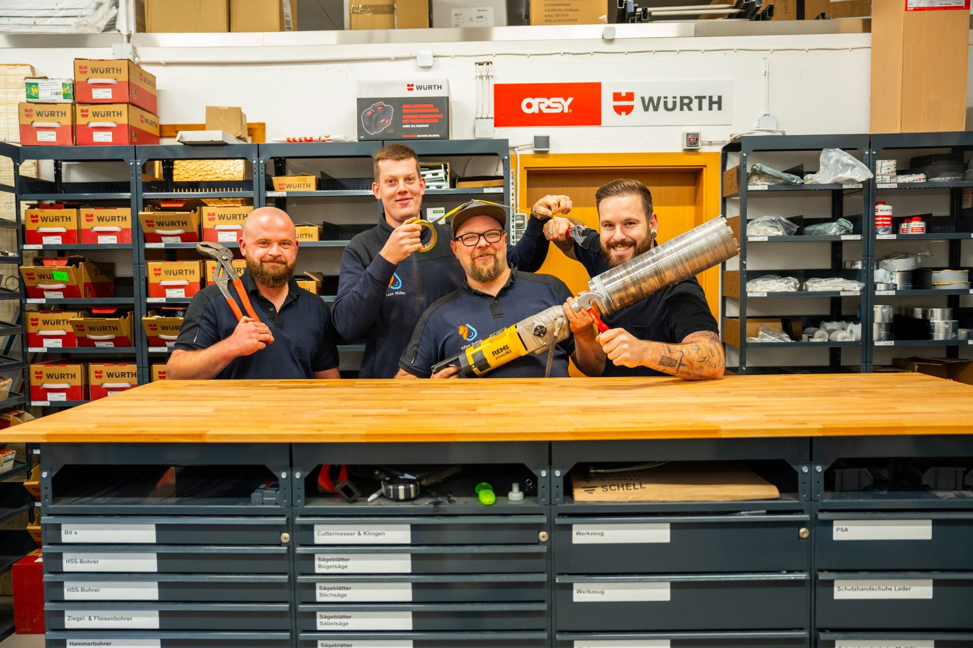 Das Team an der Werkbank