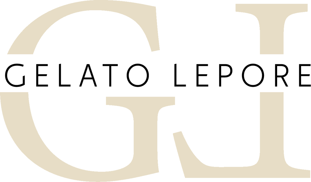 Große, cremefarbene "G" und "L" mit Text "GELATO LEPORE" dazwischen auf dunkelgrünem Hintergrund.