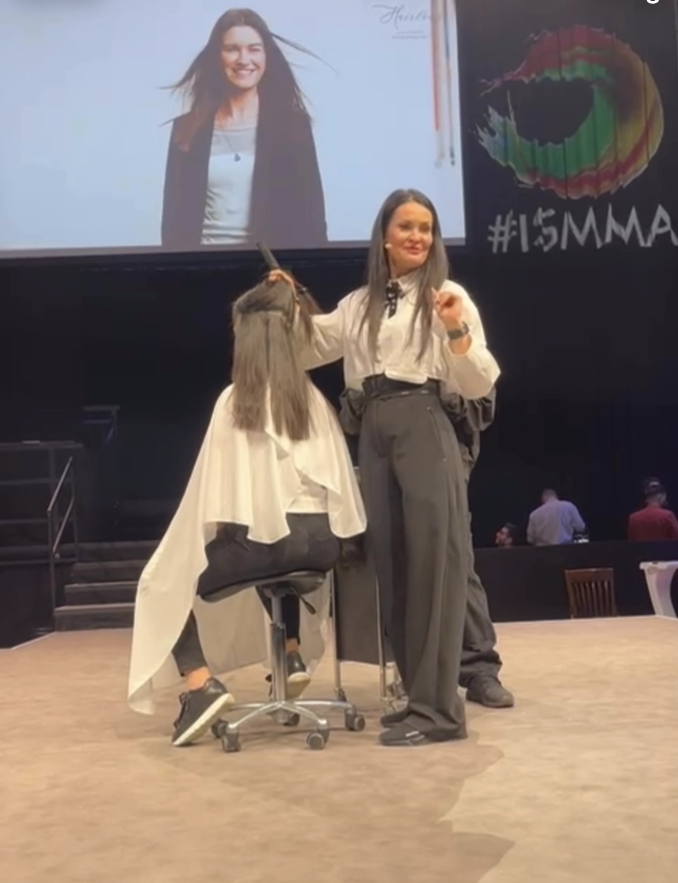 Fatima Böhm bei einer Technikpräsentation auf der Bühne