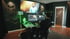 Head of Video von TopDogs Media arbeitet in seinem modernen Schnittstudio mit mehreren Bildschirmen und einem großen Monitor an einem Marketingvideo.
