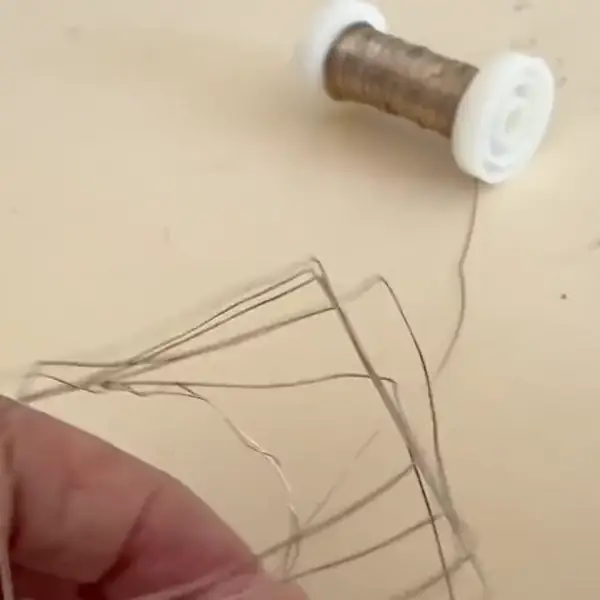 Hand biegt dünnen Draht