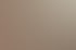 Moderner Elektrokamin auf einem Holzboard in einem hellen Wohnzimmer mit Couch, runden Tischen und großen Fenstern.