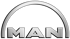 Silbernes MAN-Logo mit einem halbrunden Bogen über den Großbuchstaben MAN auf dunkelgrünem Hintergrund.