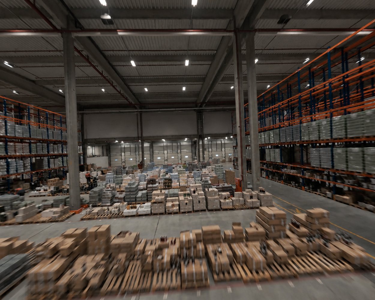 Lagerhalle mit Paletten und Containern