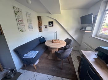 Essbereich der Küche mit Eckbank, Tisch und Fenster