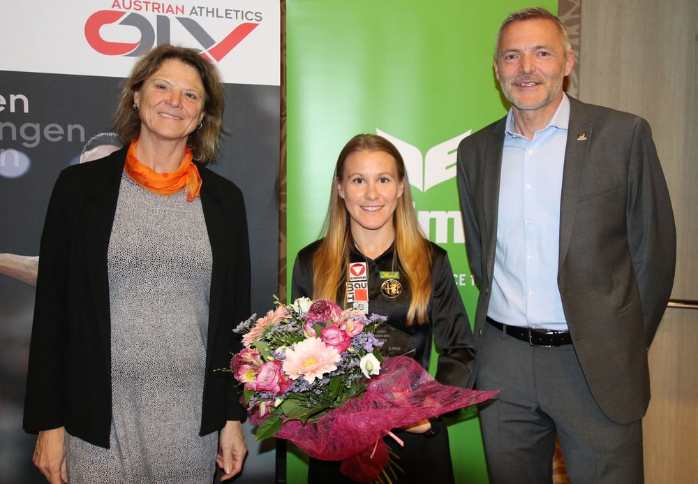 Julia Mayer bei der ÖLV-Rekordehrung mit ÖLV-Präsidentin Sonja Spendelhofer