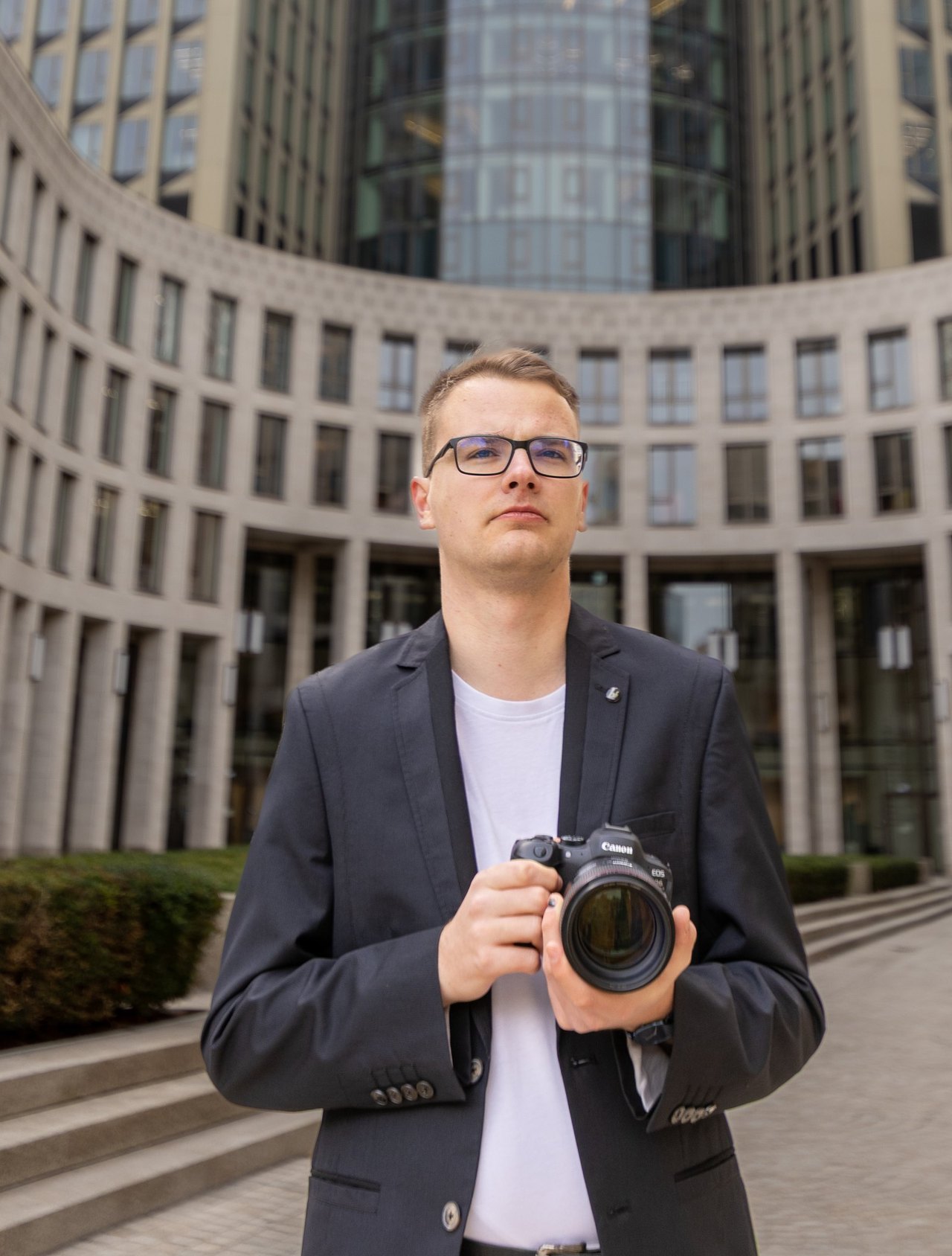 Lukas Wolf von Visual Storytellers Leipzig mit der Kamera bei einem Business-Shooting