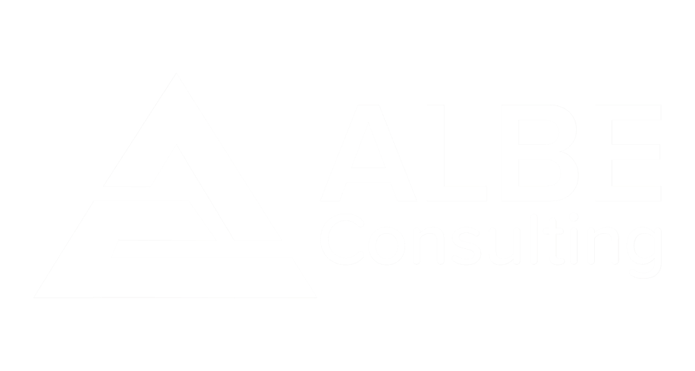 ALBE Consulting Logo mit weißem Dreieck und Text "ALBE Consulting" auf grünem Hintergrund.