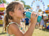 Kind trinkt ein Glas Wasser als Alternative zu Slush-Ice