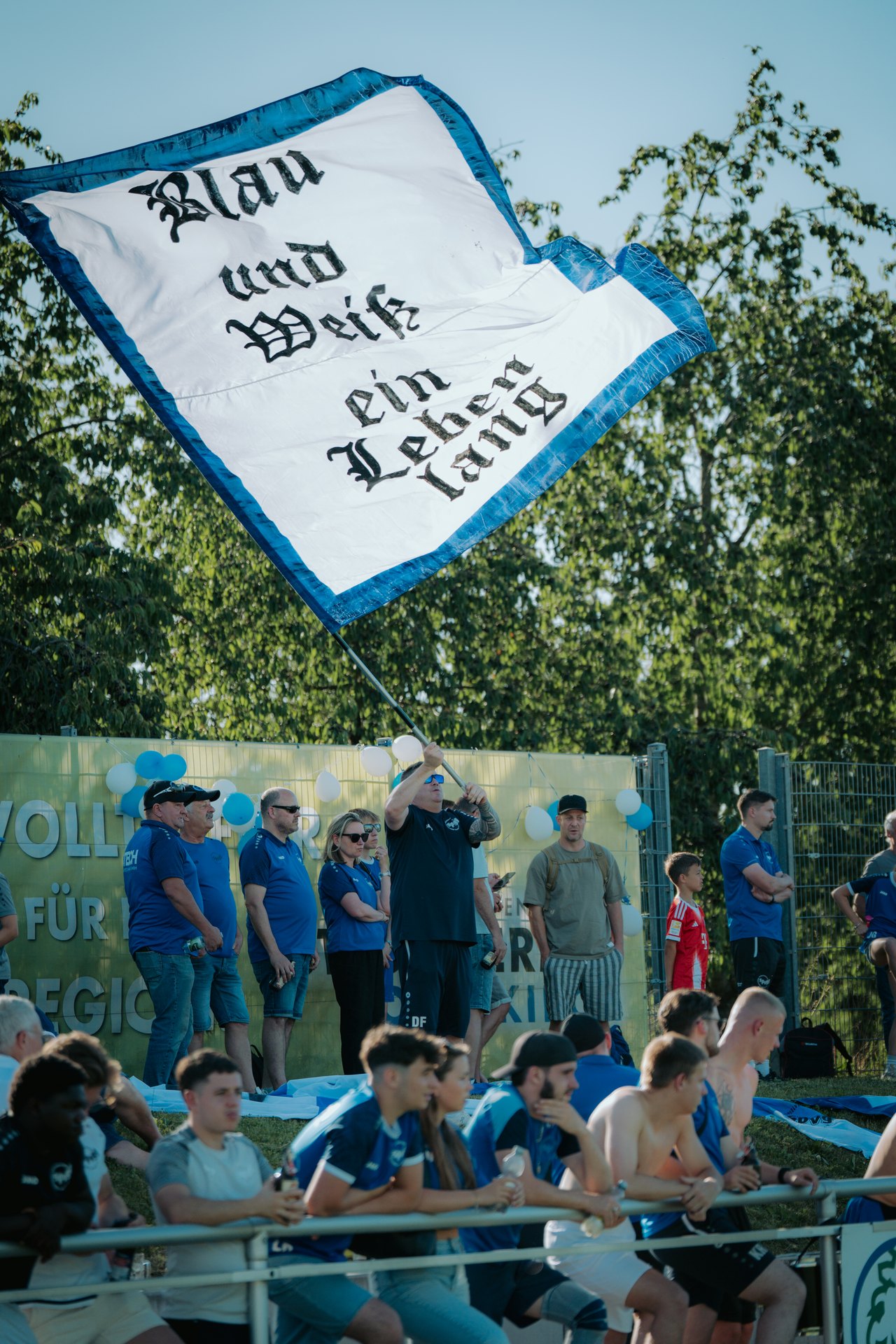 Grosse Fahne ueber dem Fanblock