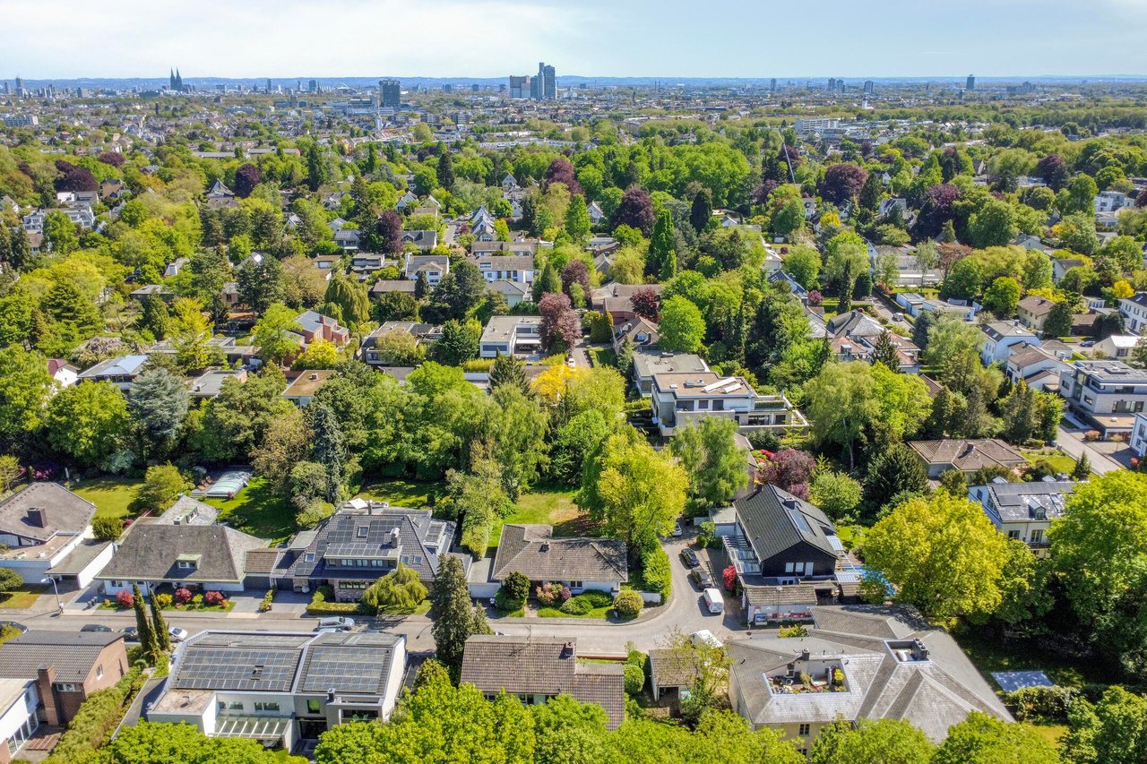 Blick über das grüne Lindenthal bis zum Kölner Dom