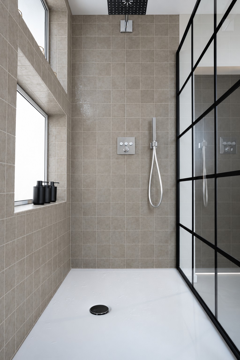Dunkle Dusche mit Glaswand mit Fliesen – KI-generierte Vorher-Visualisierung